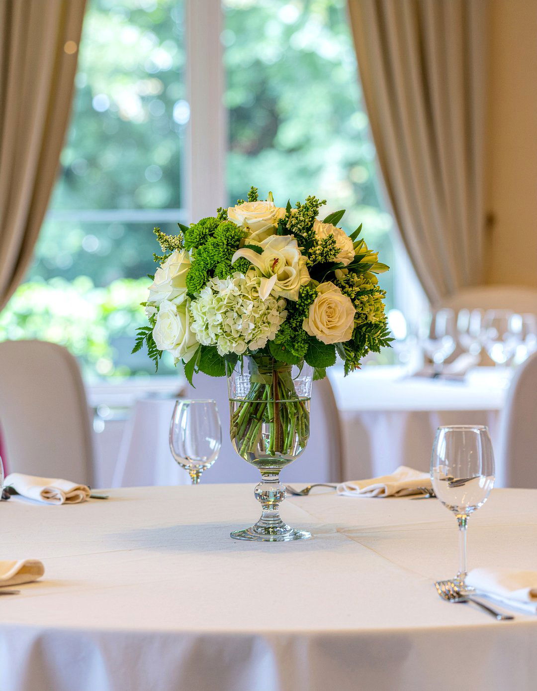 Floral Arrangement Centerpiece - 30 dining room classic element ideas