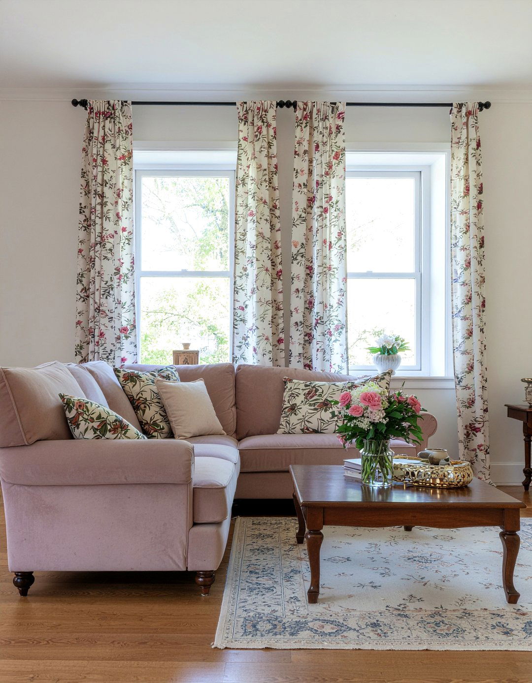 Floral pattern living room curtains - 30 traditional living room ideas