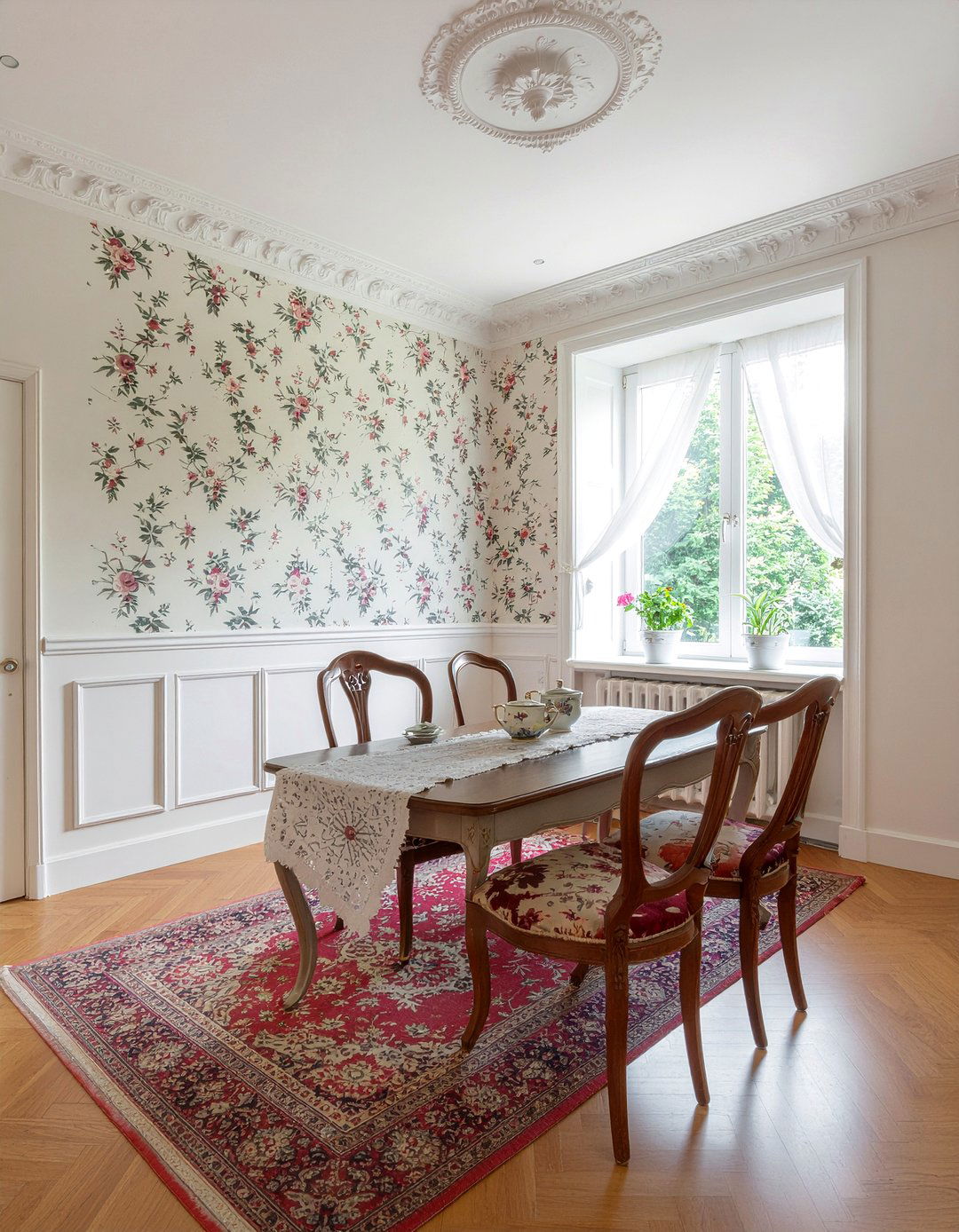 Floral pattern plaster coving - 30 dining room cornice ideas