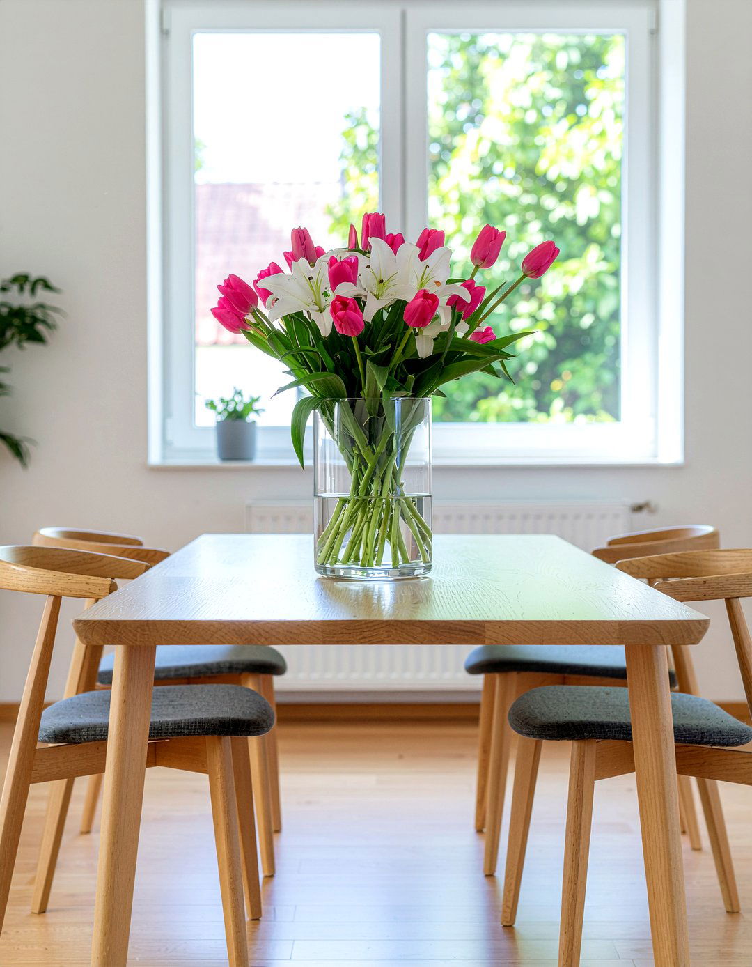 Flower Vase - 30 dining room centerpiece ideas