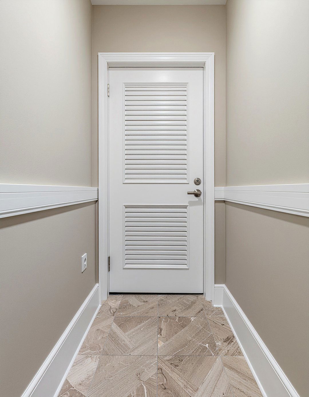 Fluted Casing Bathroom - 30 bathroom molding ideas