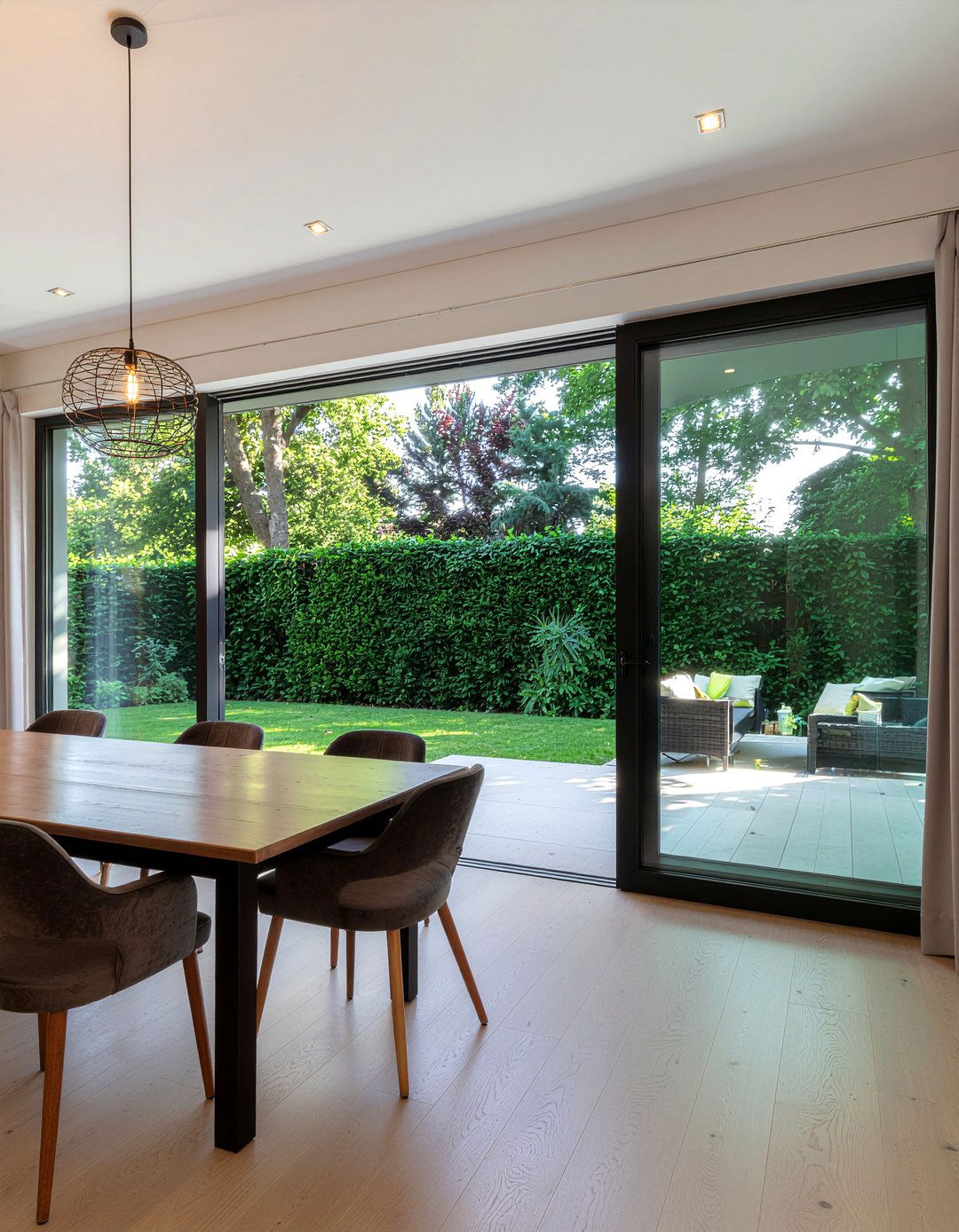 Folding Doors - 30 relaxed dining room ideas
