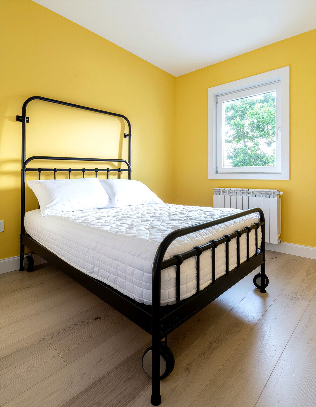 Folding metal bed - 30 temporary bedroom ideas