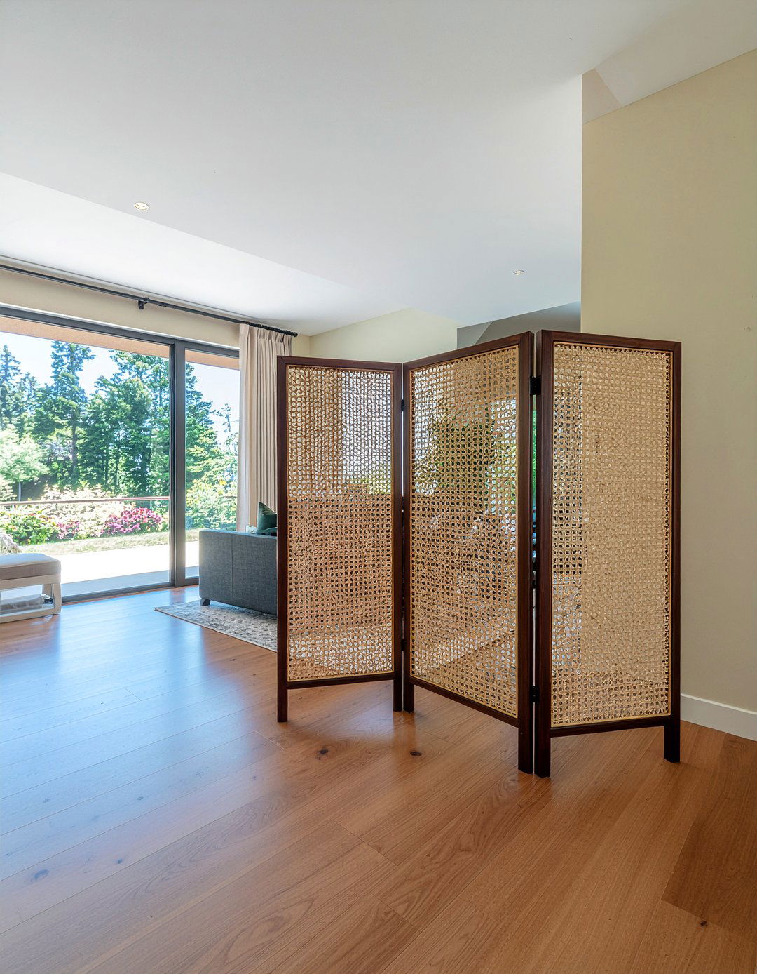 Folding room screens - 30 British colonial living room ideas