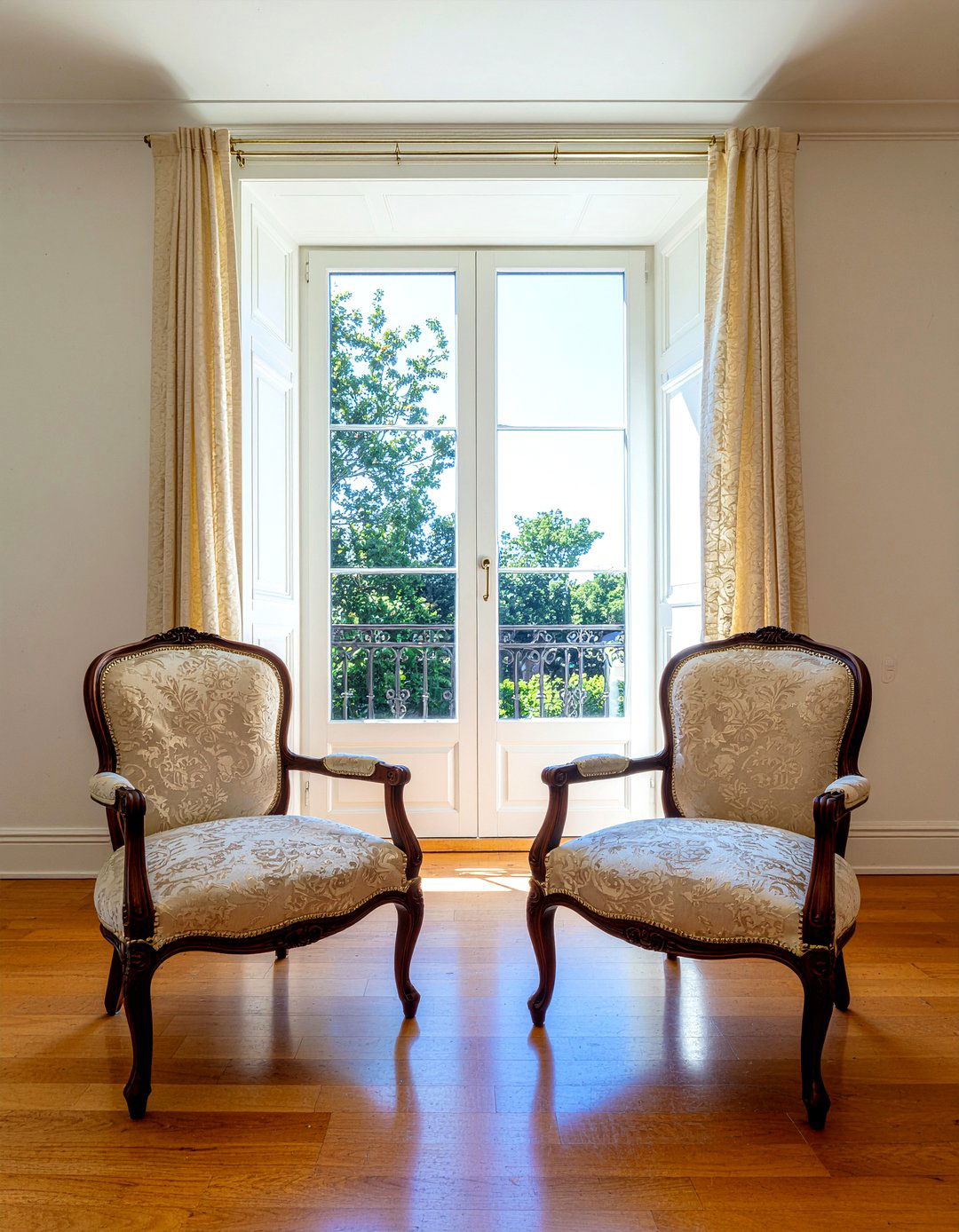 Formal sitting room - 30 living room Barcelona chair ideas