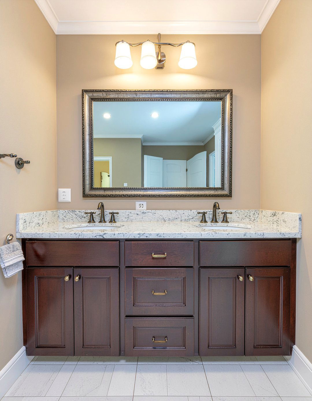Framed bathroom mirror - 30 bathroom classic element ideas