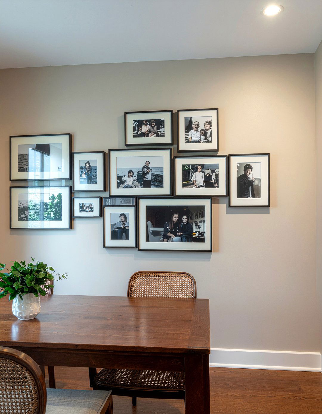Framed family portraits - 30 heirloom dining room ideas