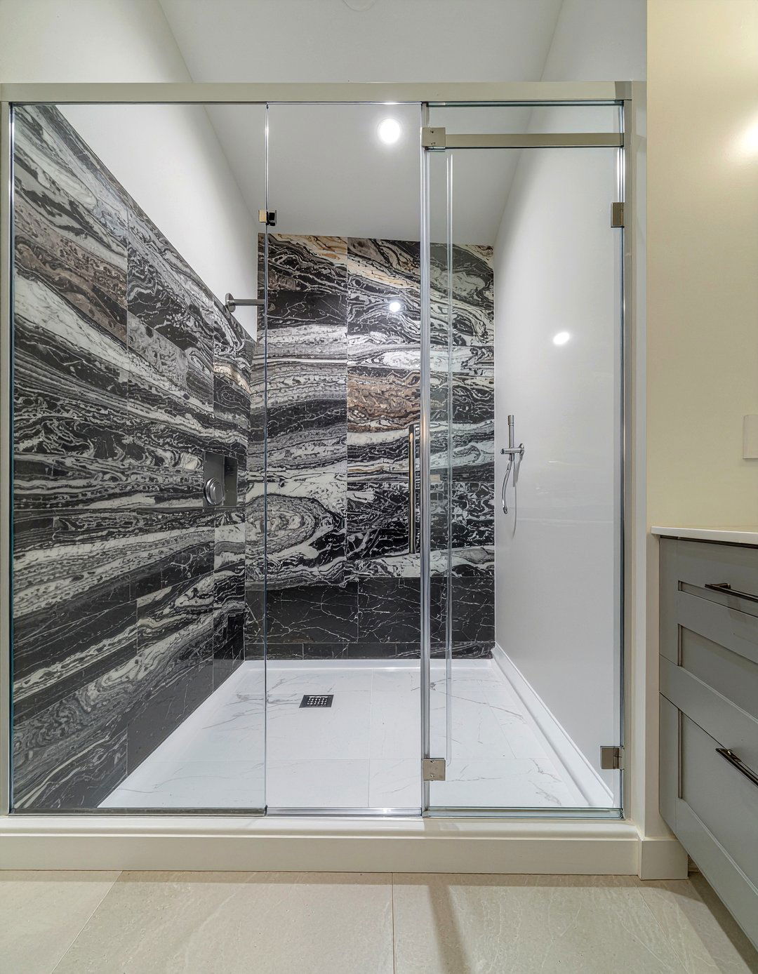 Frameless glass shower - 30 bathroom design tips
