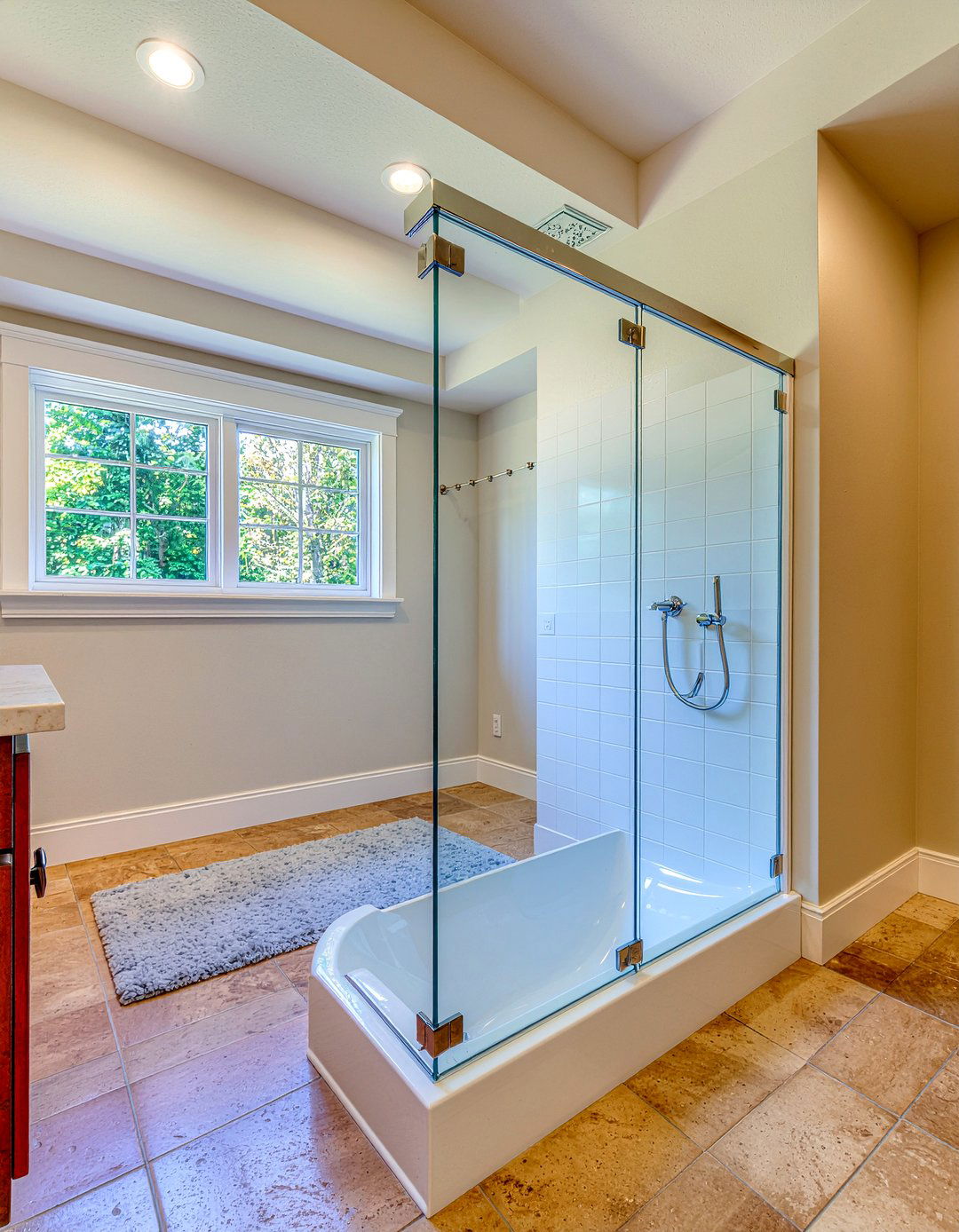 Frameless glass shower - 30 luxury bathroom fixture ideas