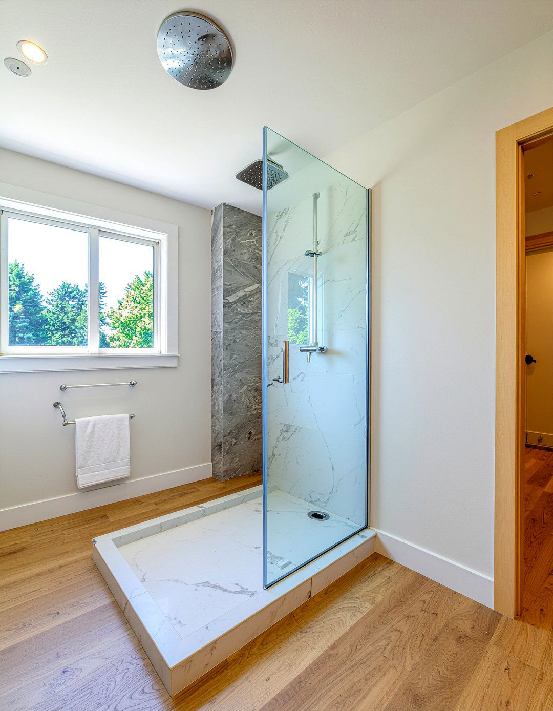 Frameless walk in shower - 30 bathroom classic element ideas