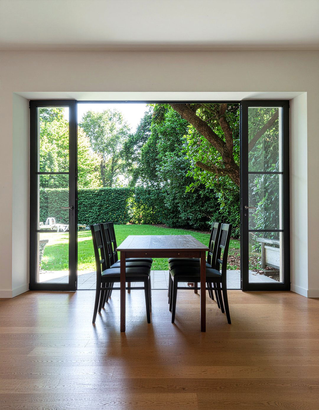 French Doors Garden View - 30 French country dining room ideas