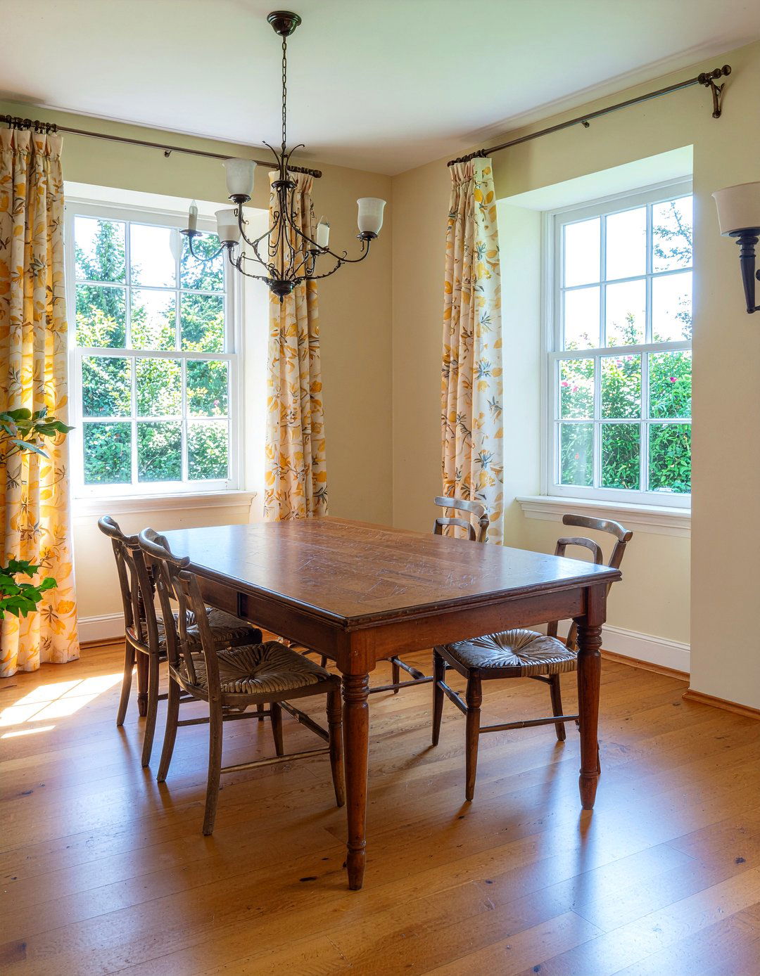 French Provincial Dining Room - 30 European dining room ideas