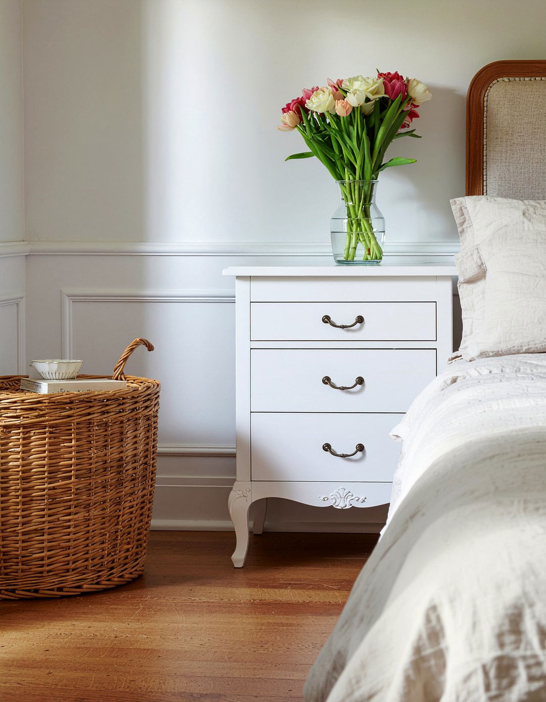 30 Unique Bedroom Vintage Nightstands to Elevate Your Bedside
