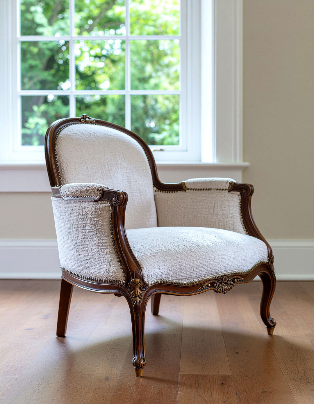 French bergere chair - 30 French country living room ideas