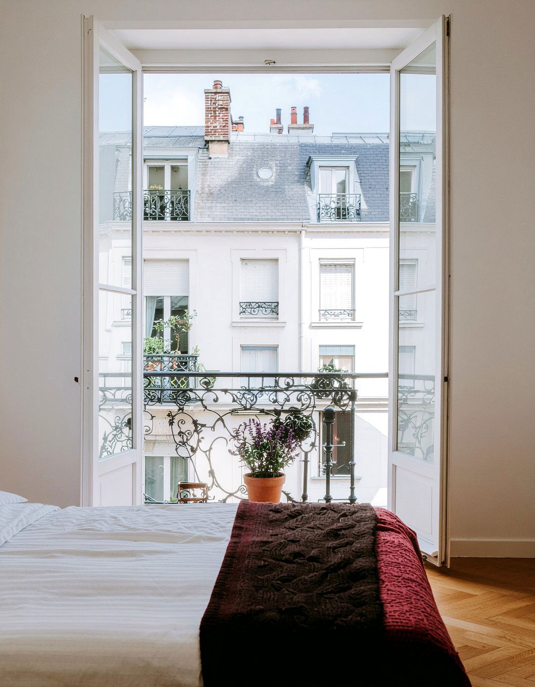 French juliet balcony - 30 Parisian bedroom ideas
