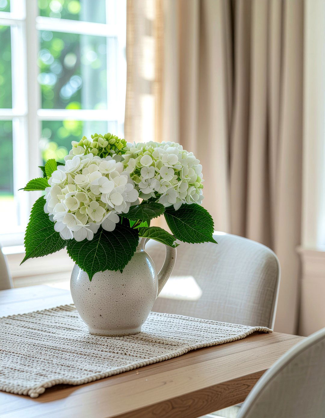 Fresh flower centerpiece - 30 countryside dining room ideas