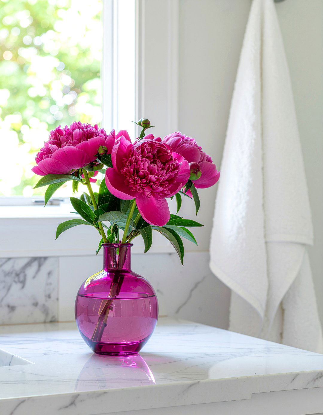 Fresh flower vase - 30 bathroom countertop styling ideas