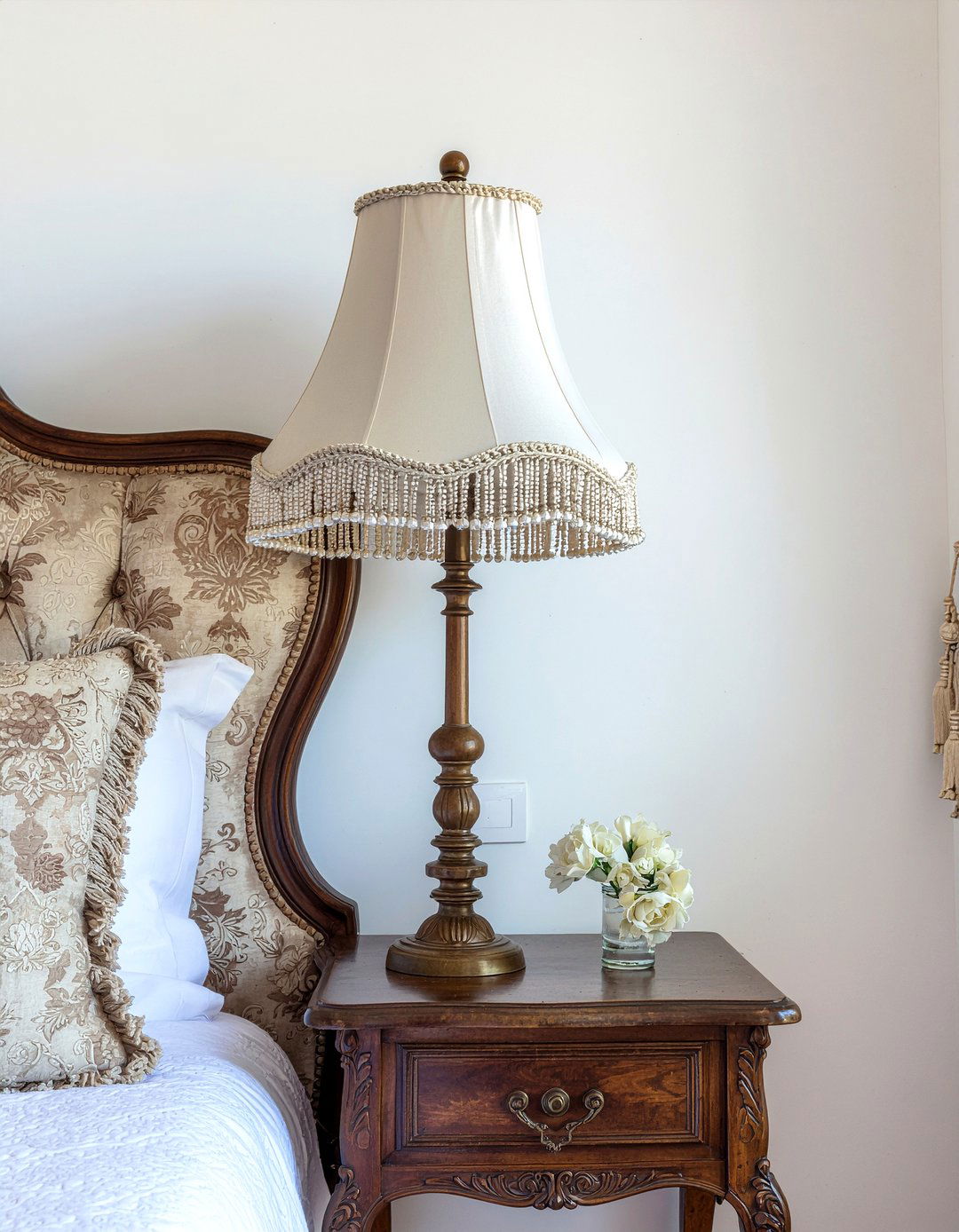 Fringed Lampshade Decor - 30 Victorian bedroom ideas