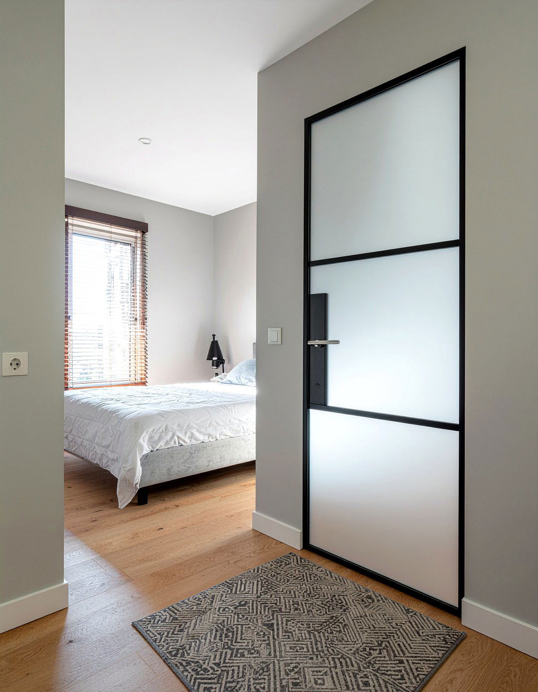 Frosted glass door - 30 bedroom door designs