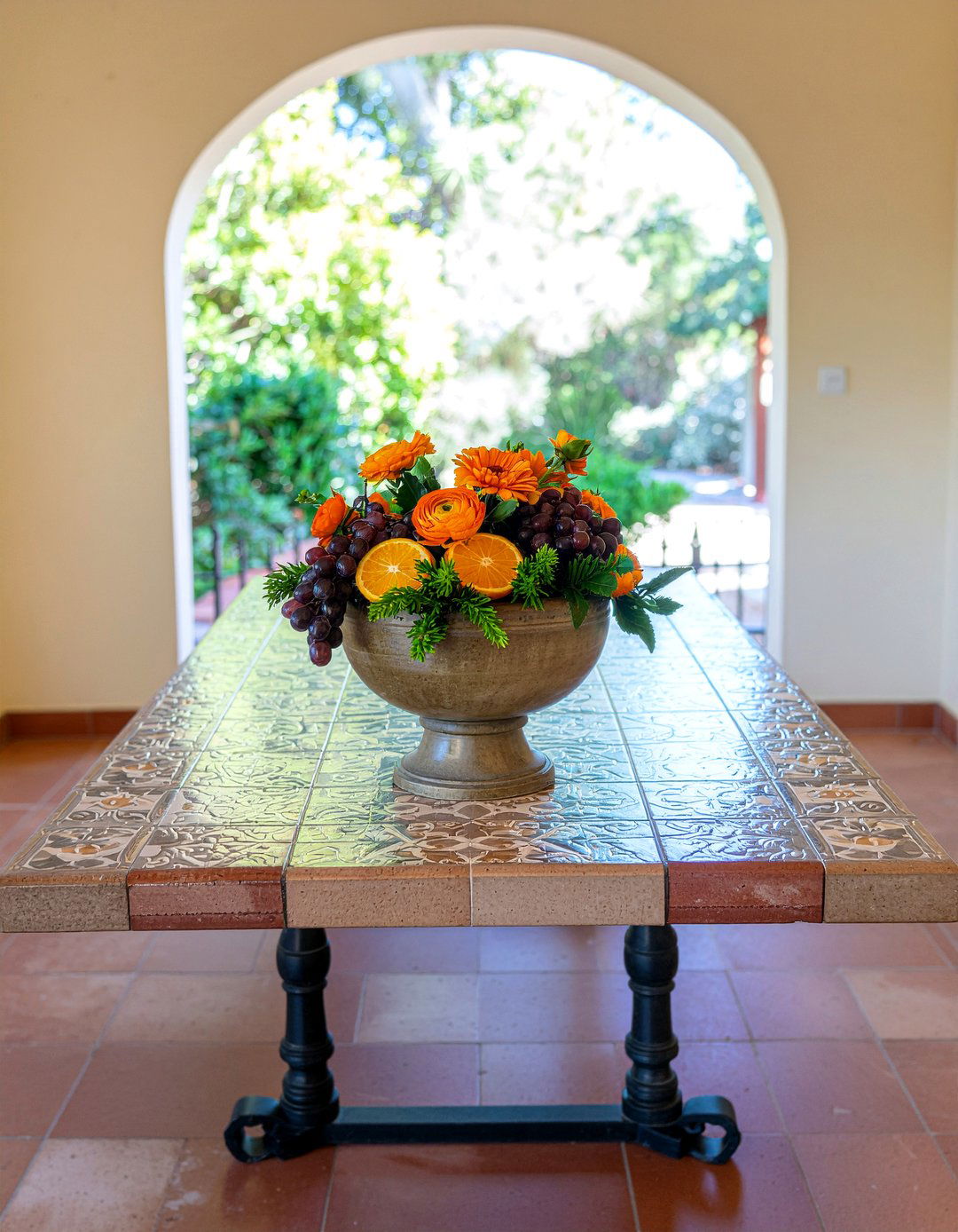 Fruit and flower centerpiece - 30 floral centerpiece dining ideas