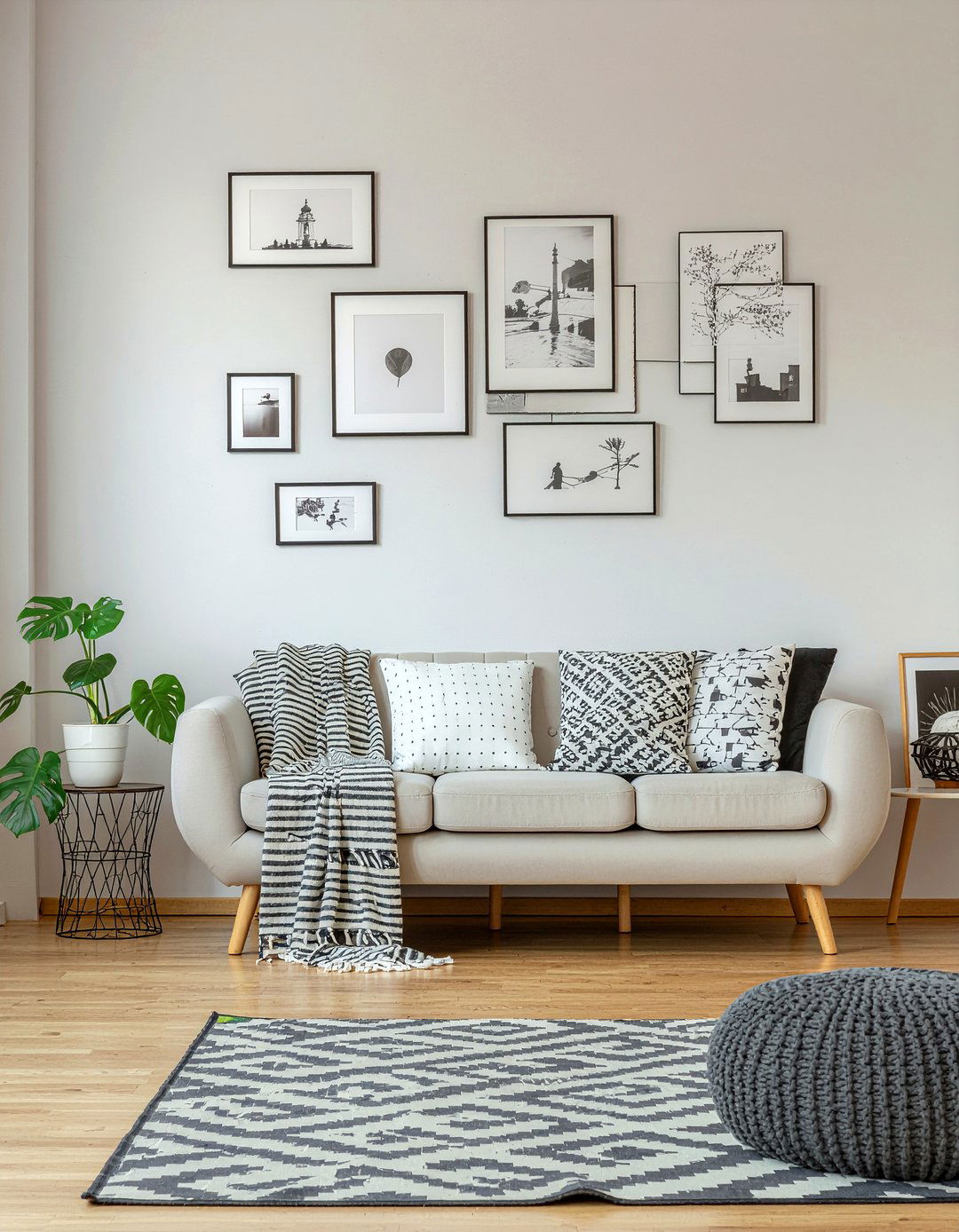 Gallery wall - 30 tiny living room ideas
