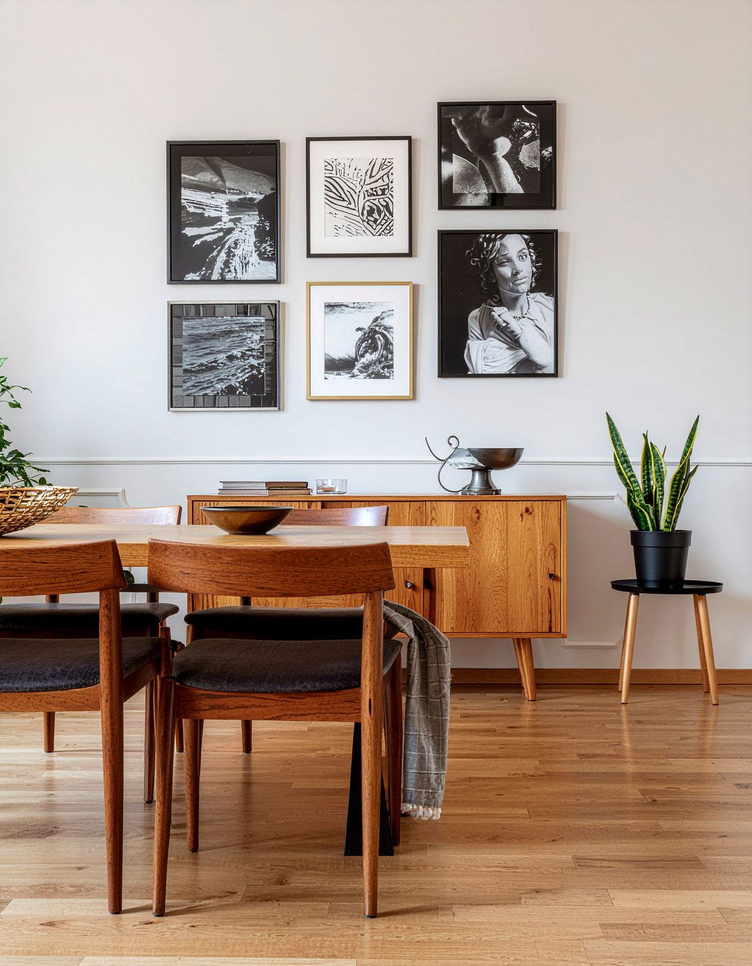 Gallery wall for dining room - 30 easy dining room makeover ideas