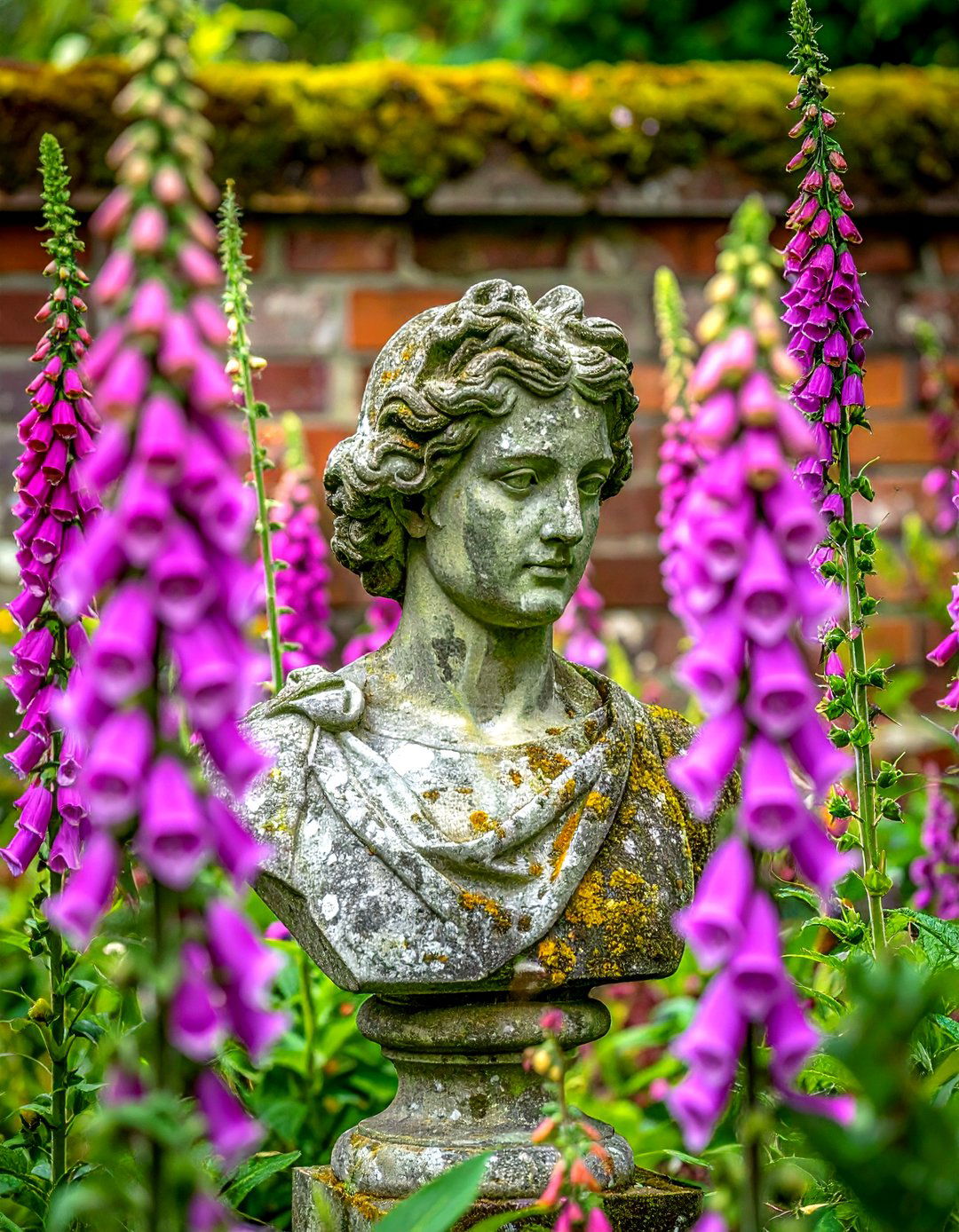 Garden Statue - 30 backyard decor ideas