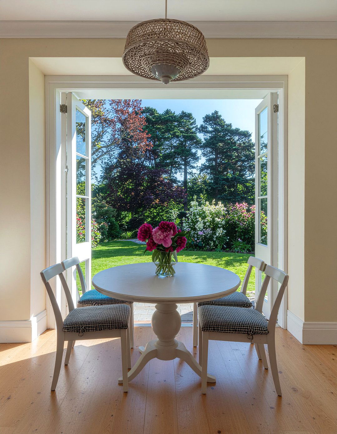 Garden View Dining Room - 30 English cottage dining room ideas