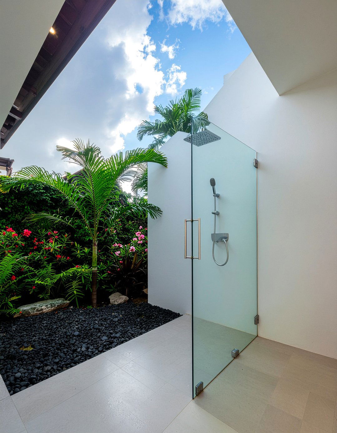 Garden View Shower - 30 nature-inspired bathroom ideas