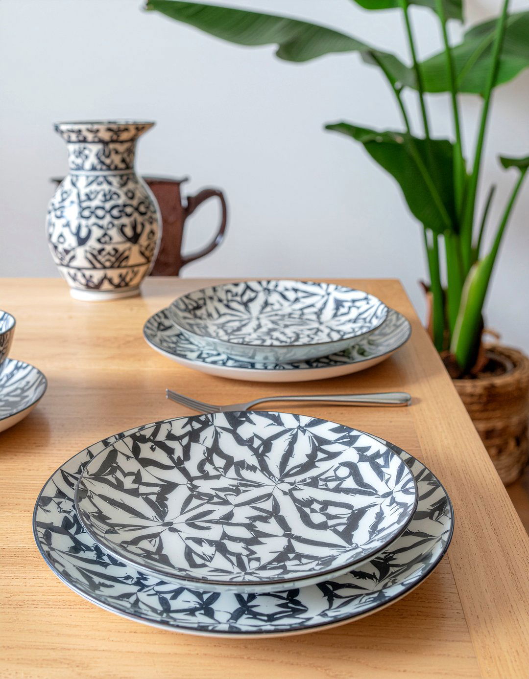 Geometric Patterned Plates - 30 dinnerware dining room ideas