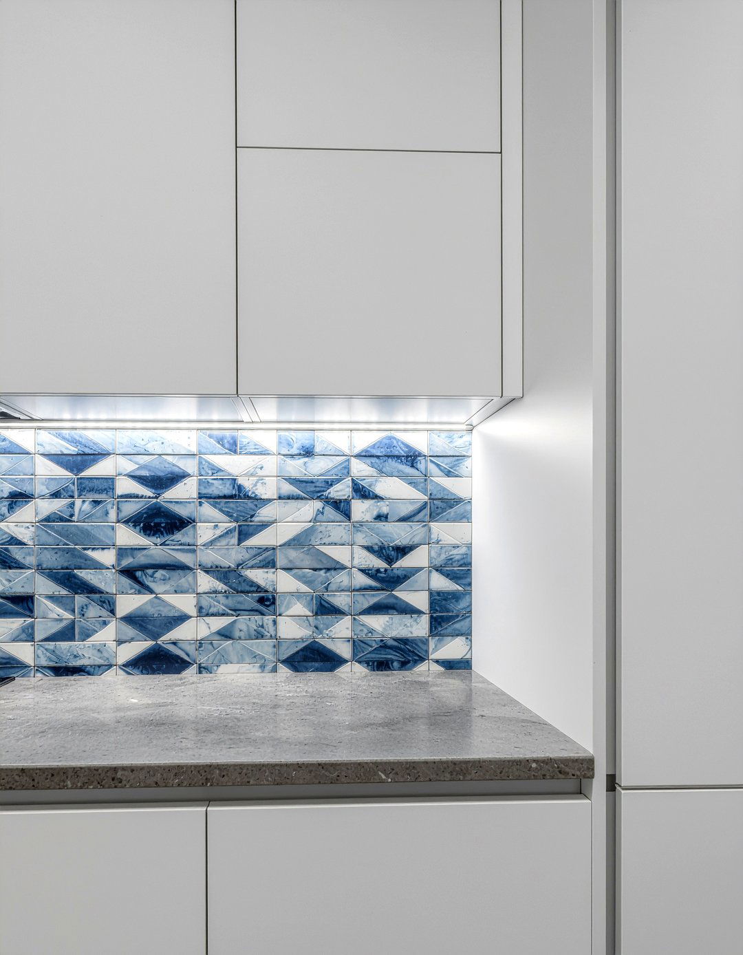 Geometric Tile Pattern Wall - 30 kitchen accent wall ideas