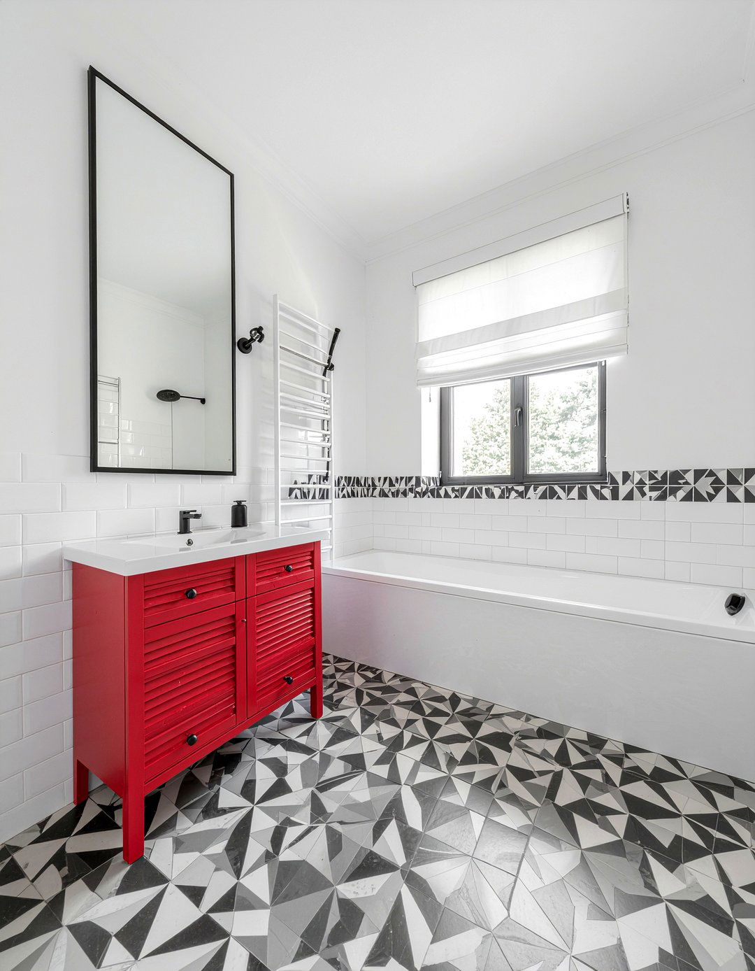 Geometric pattern bathroom - 30 kids bathroom ideas