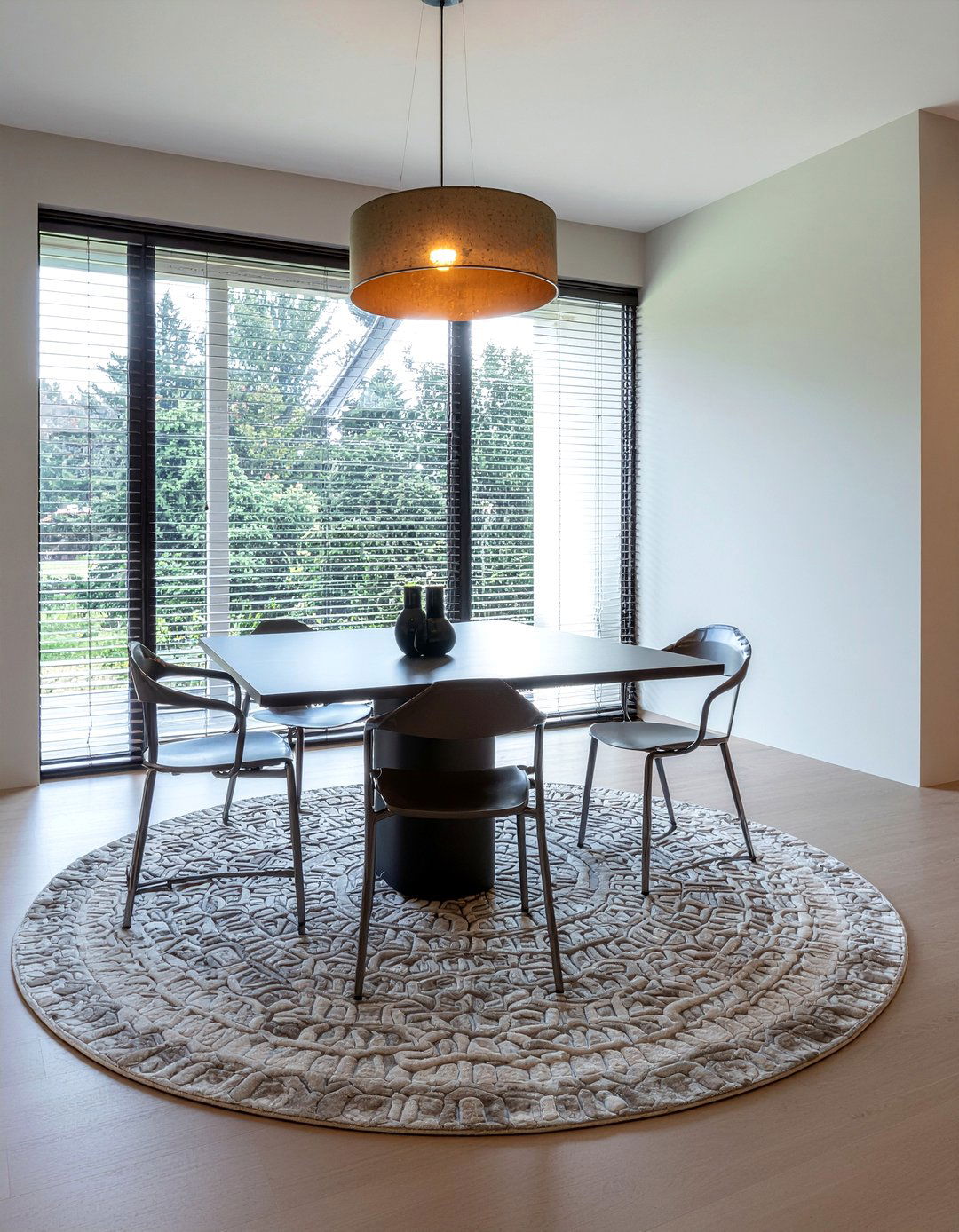 Geometric round rug dining room - 30 round rug dining room ideas