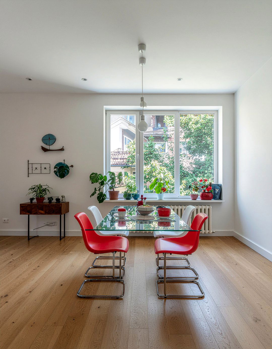 German Bauhaus Dining Room - 30 European inspired dining room ideas