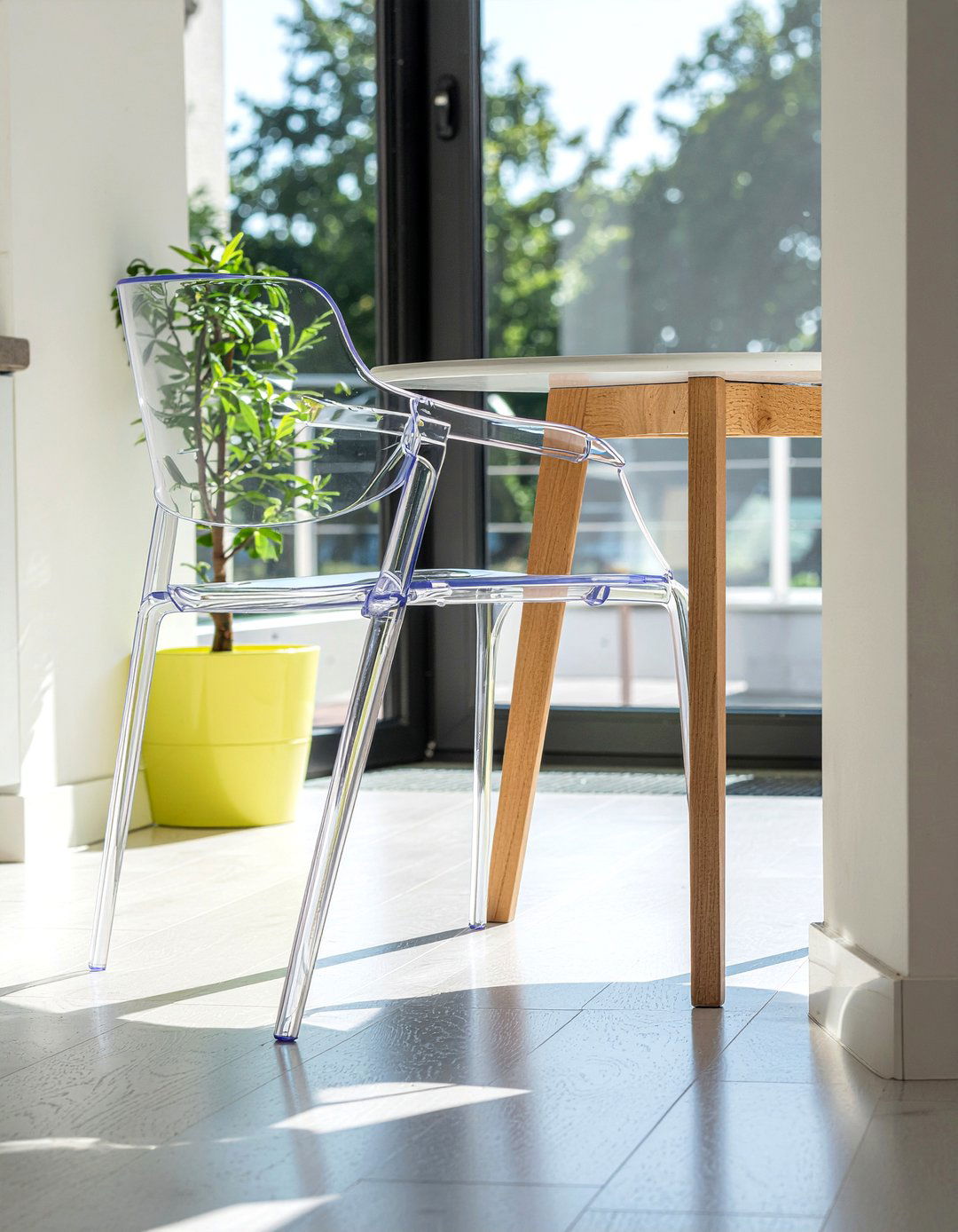 Ghost chair for breakfast nook - 30 ghost dining chair ideas