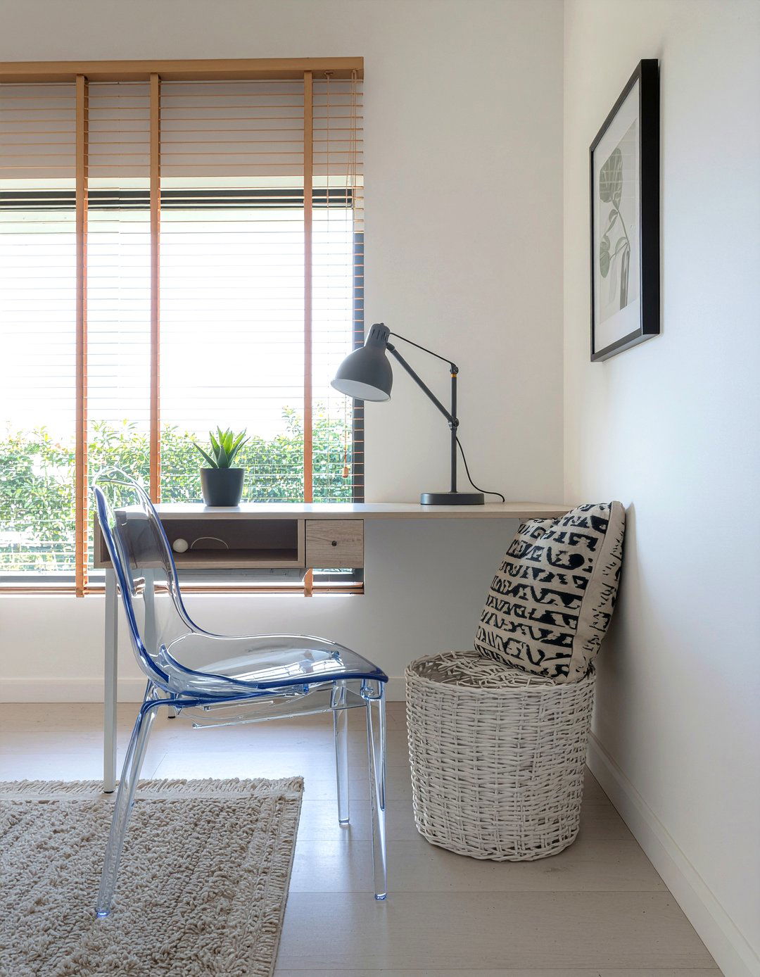 Ghost chair for home office nook - 30 ghost dining chair ideas