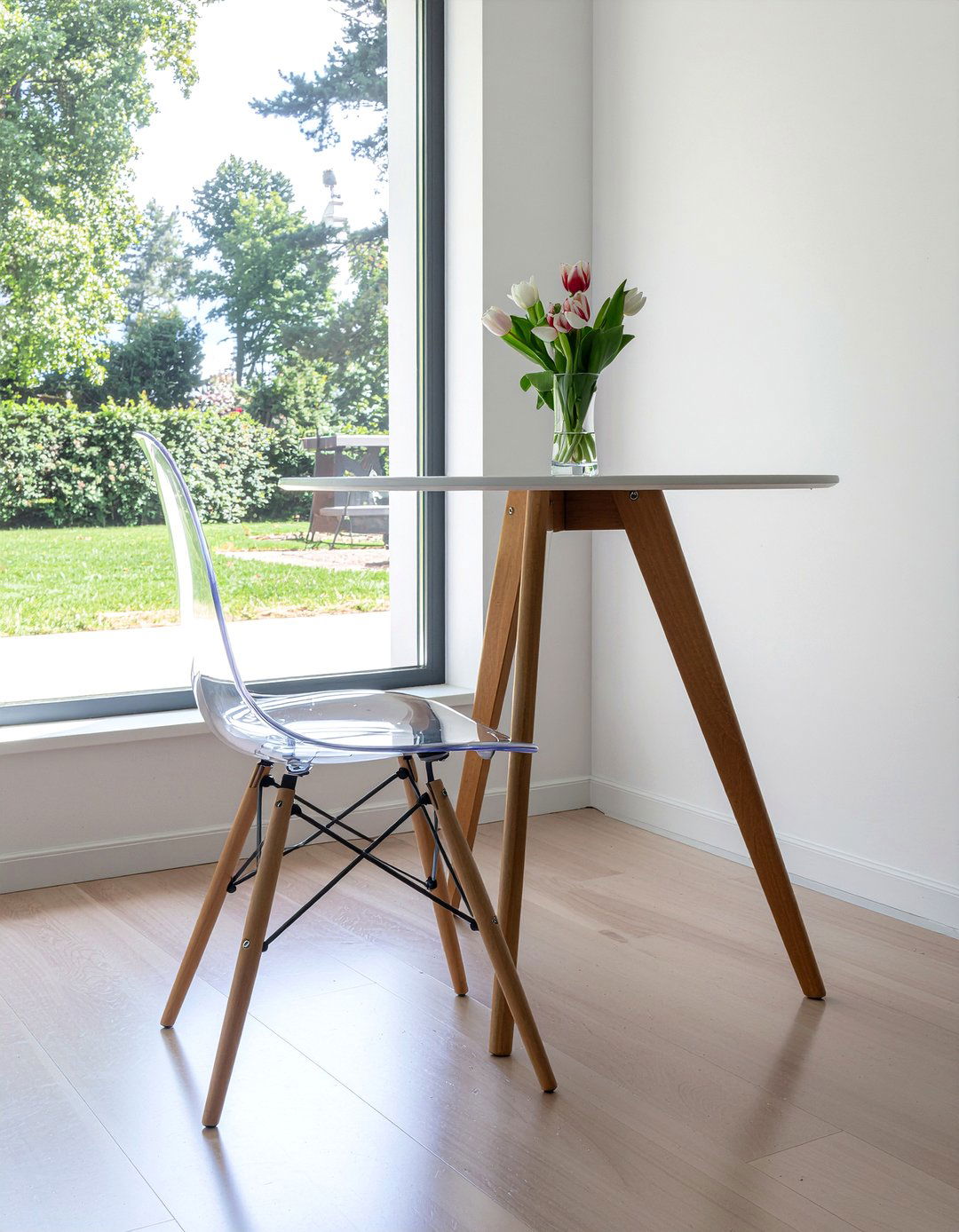 Ghost chair with tulip table - 30 ghost dining chair ideas