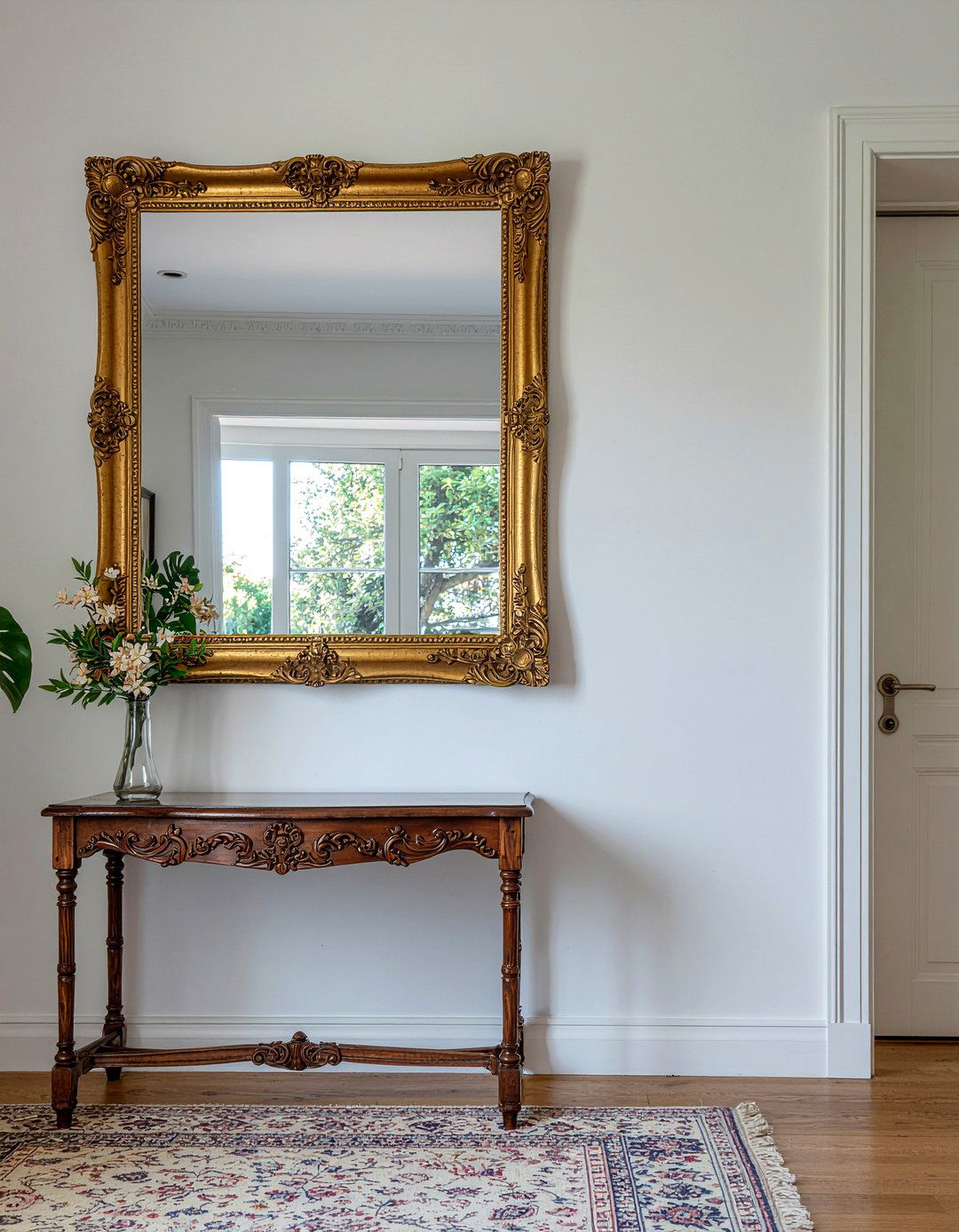 Gilded gold mirror - 30 Italian bedroom ideas