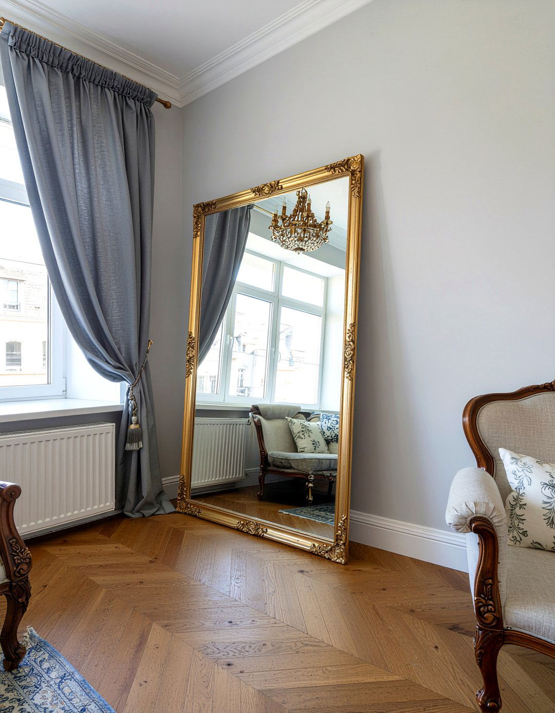 Gilded vintage mirror - 30 French country living room ideas