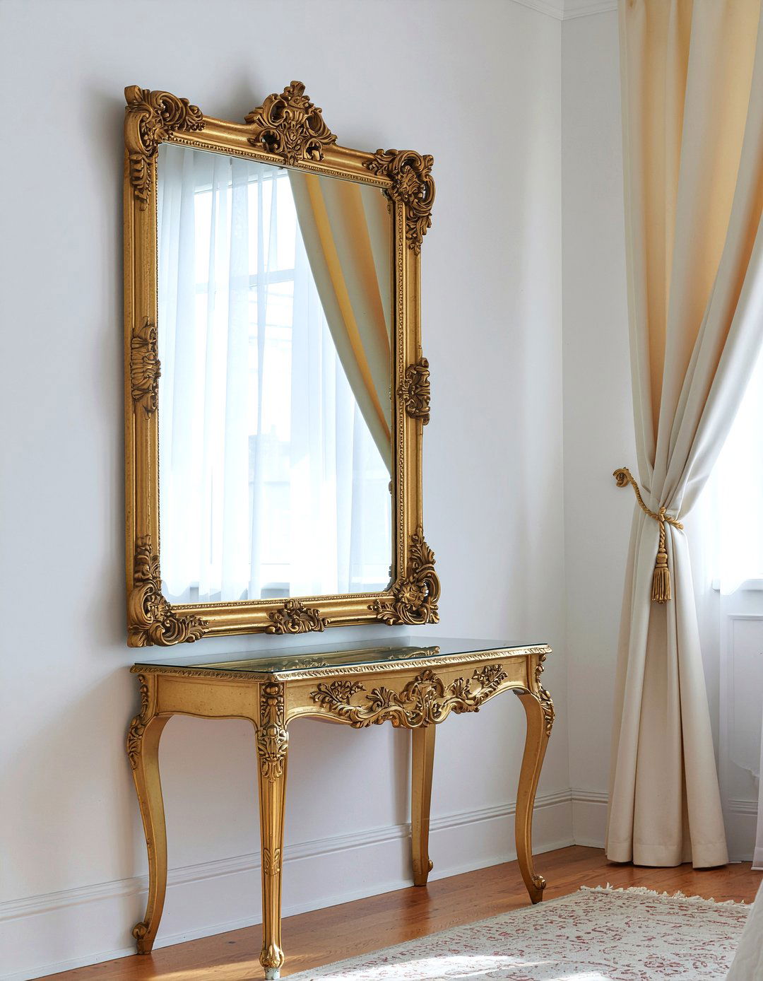 Gilt framed mirror - 30 Georgian bedroom ideas