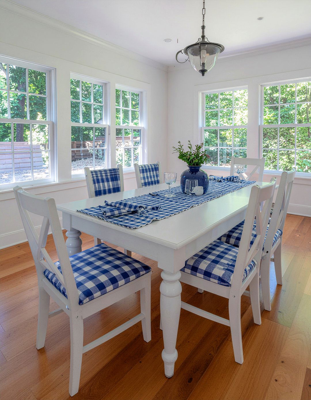 Gingham Fabric Accents - 30 country dining room ideas
