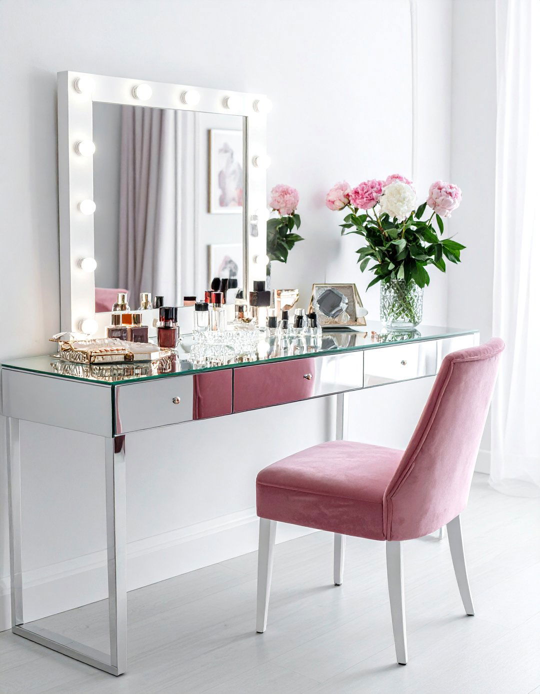 Glam Bedroom Vanity - 30 bedroom finishing touches ideas