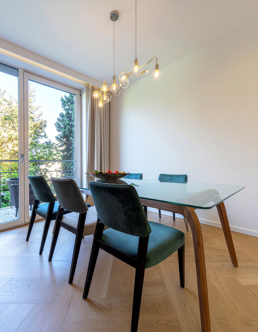 Glass Dining Table - 30 dramatic dining room ideas