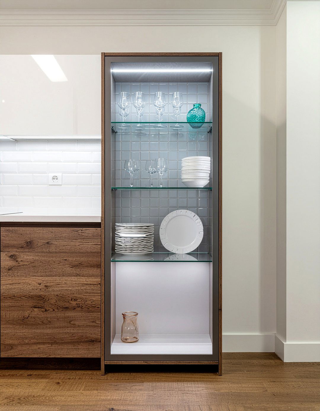 Glass Front Cabinet - 30 practical kitchen ideas