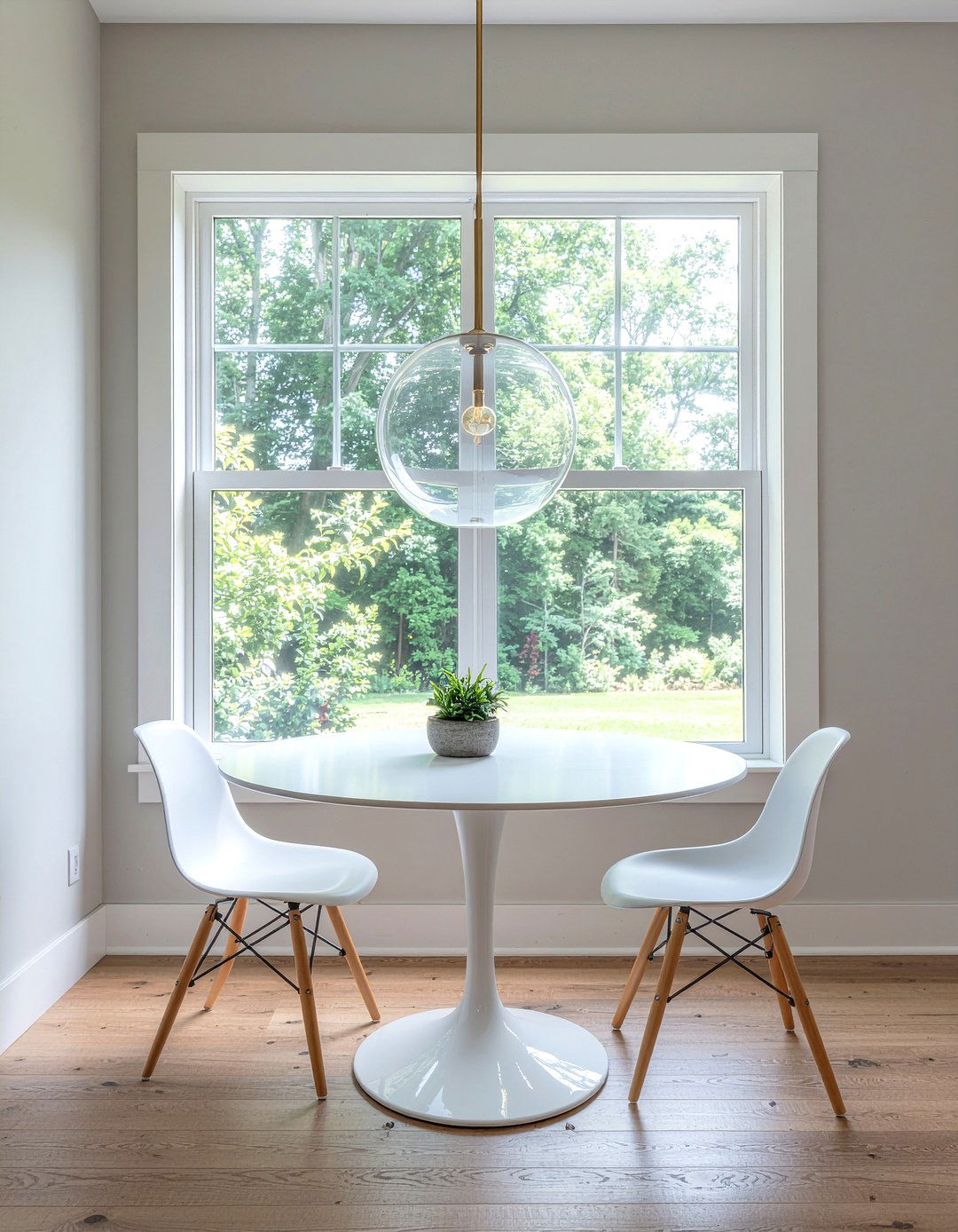 Glass Globe Pendant - 30 dining room lighting ideas