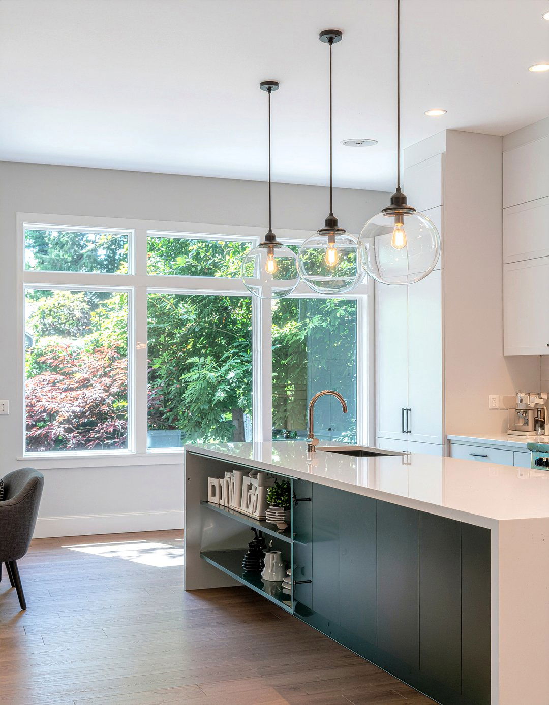 Glass Pendant Lights - 30 light-filled kitchen ideas
