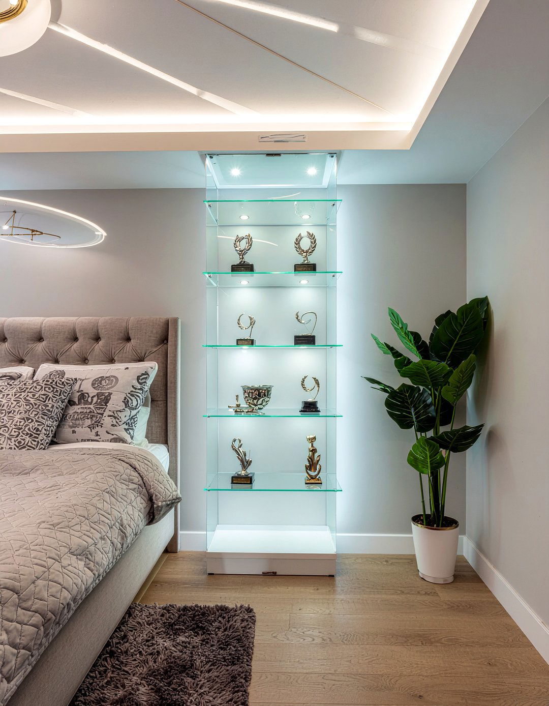 Glass Trophy Display Cabinet - 30 bedroom trophy display ideas