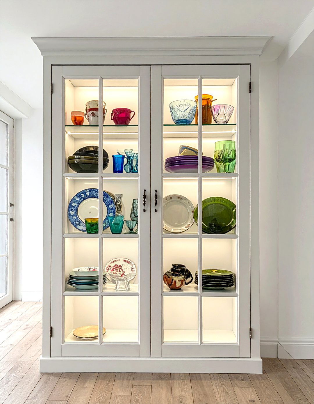 Glass cabinet doors - 30 maximalist kitchen ideas