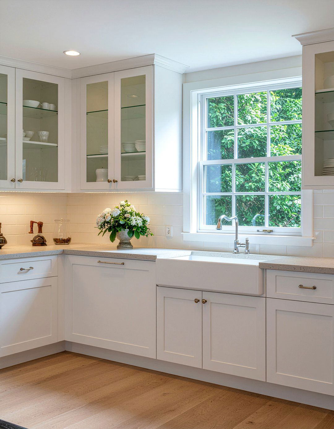 Glass front cabinets - 30 kitchen decor ideas