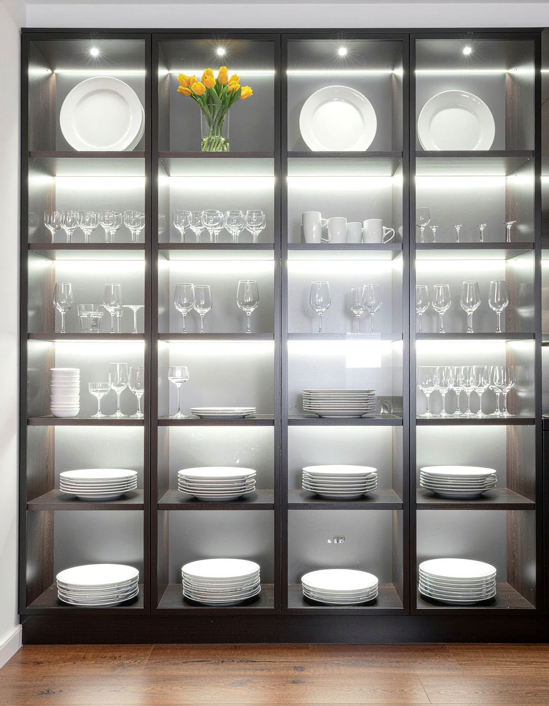 Glass front cabinets - 30 kitchen layering ideas